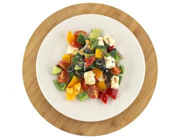 Салат со свежими овощами с рассольным сыром